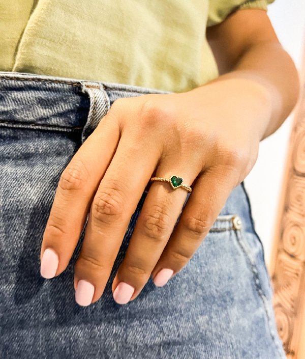 Hermoso anillo ajustable en rodio con circón verde.