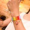 PULSERA TEJIDA CON EL ARCOIRIS