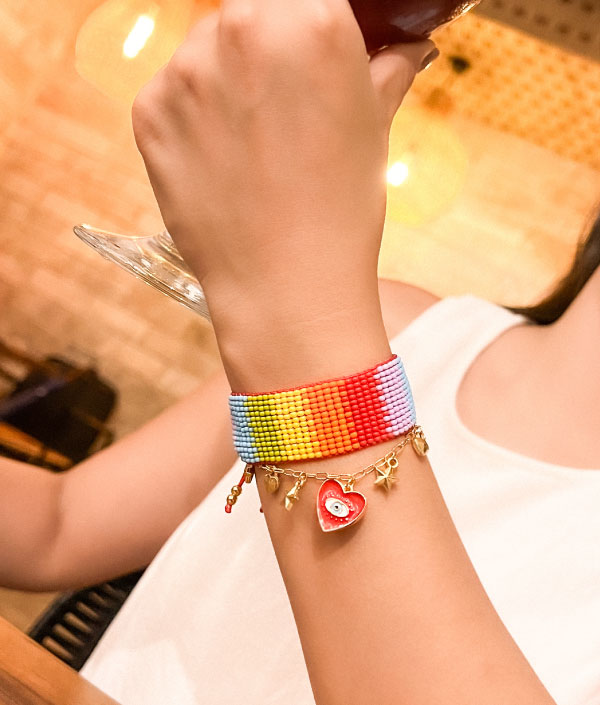 PULSERA TEJIDA CON EL ARCOIRIS