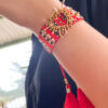 Pulsera tejida con corazón rojo