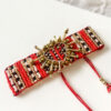 Pulsera tejida con corazón rojo