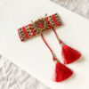 Pulsera tejida con corazón rojo