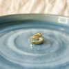 Earcuff dorado con piedras blancas