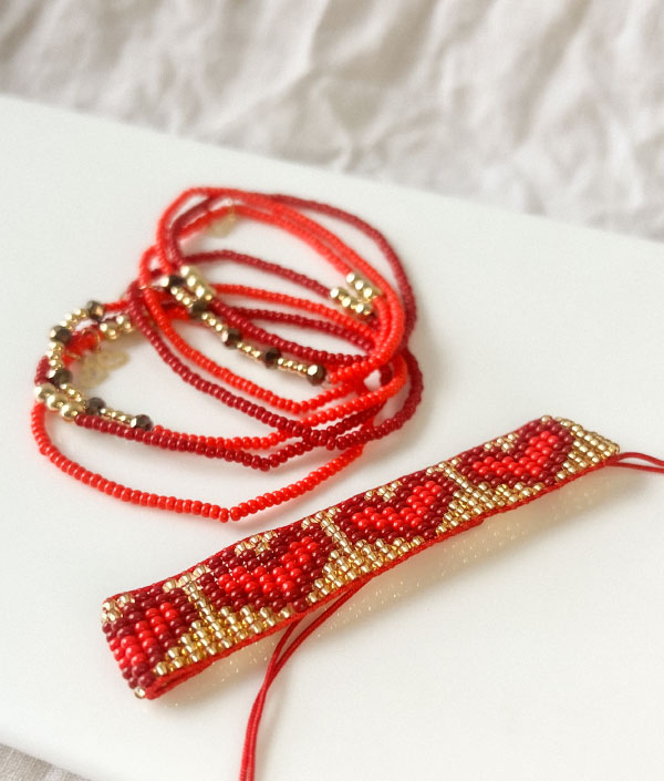 PULSERA TEJIDA CON CORAZONES ROJOS