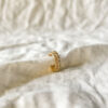 Earcuff dorado con piedras blancas