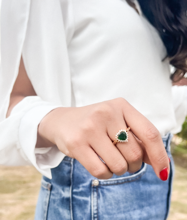 Anillo dorado con corazón verde